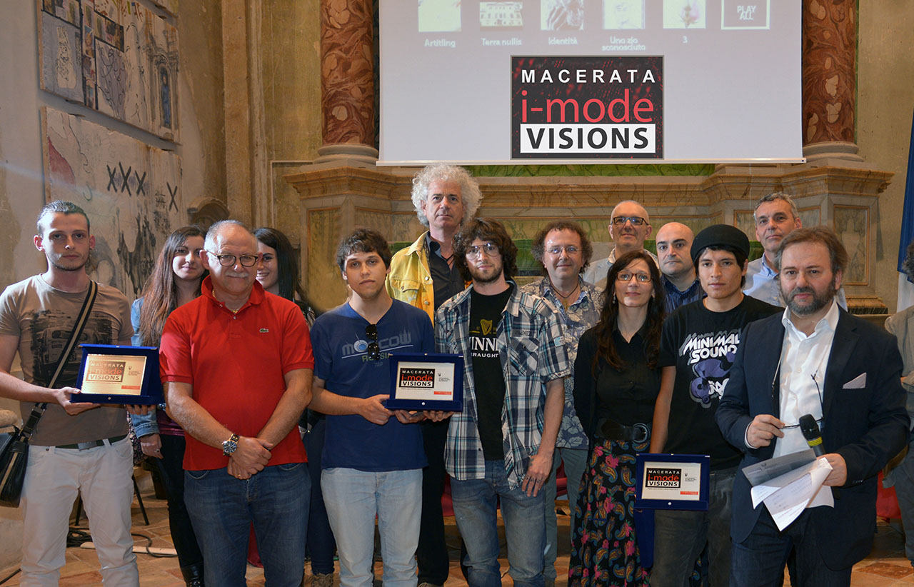 festival i mode visions macerata i premiati da dx il prof puliani con il vincitore